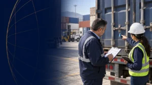 Auditor y supervisora revisando el sello de seguridad de un contenedor y su documentación en un patio industrial.