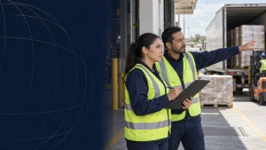 Equipo de logística revisa controles y evidencias junto a un camión de carga para una matriz de riesgos CTPAT y OEA.